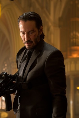 Veiksmo trileryje „John Wick“ Keanu Reevesas vienas sudoroja net 95 blogiukus...