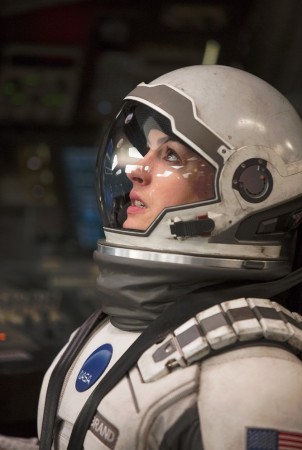 Anne Hathaway: „Apsivilkusi skafandrą „Tarp žvaigždžių“ filmavimo aikštelėje ja...