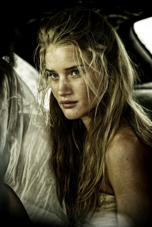 Gražuolė Rosie Huntington-Whiteley filmuodamasi filme „Pašėlęs Maksas. Įtūžio k...