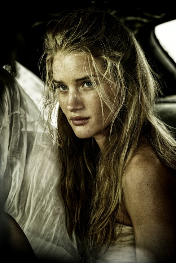 Gražuolė Rosie Huntington-Whiteley filmuodamasi filme „Pašėlęs Maksas. Įtūžio kelias“ turėjo iškęsti dykumos išbandymą