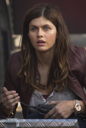Mėlynakė gražuolė Alexandra Daddario katastrofų trileryje „San Andreas“ vaidint...