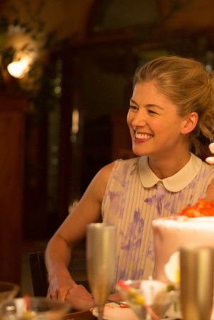 Rosamund Pike trileryje „Saldus kerštas“ iš švelnios slaugės virs šaltakraujišk...