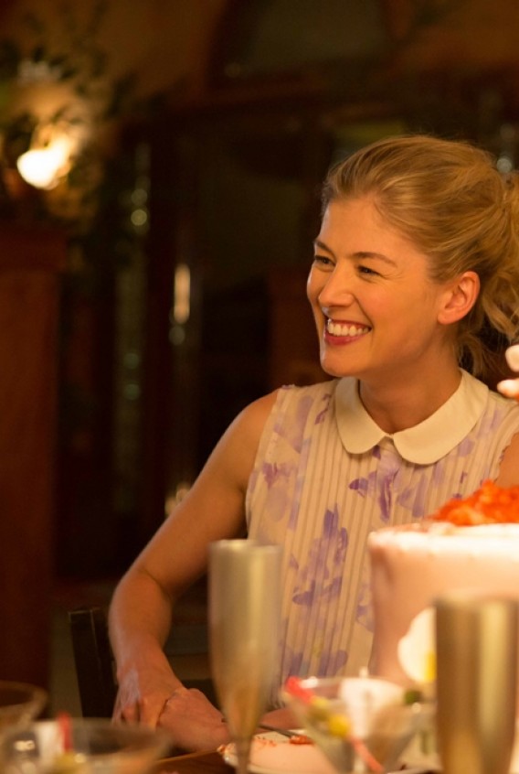 Rosamund Pike trileryje „Saldus kerštas“ iš švelnios slaugės virs šaltakraujiška tobula moterimi