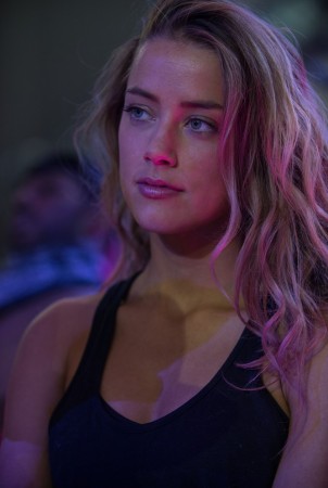 Gražuolei Johnny Deppo žmonai Amber Heard negali atsispirti net filmo „Magiškas...