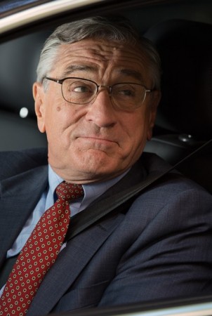 Komedijoje „Naujokas“ Robertas De Niro įrodo, kad ir senukai turi parako