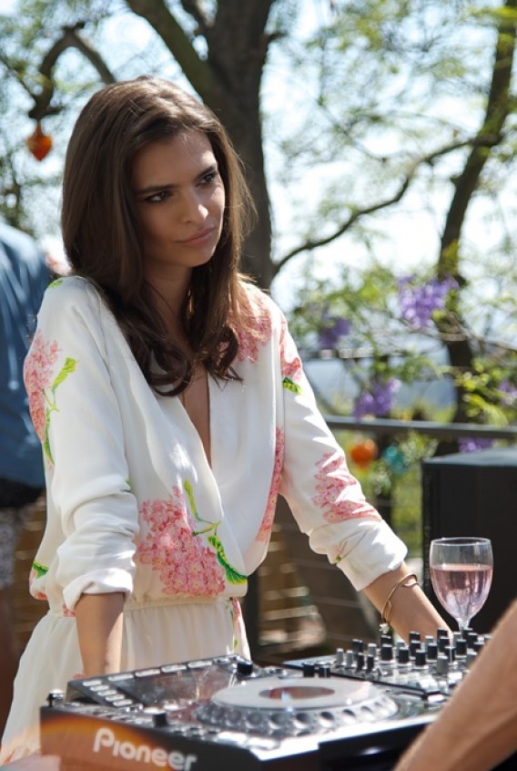 Viliokė Emily Ratajkowski filme „Daugiau garso ir šviesų (#WAYF)“ parodys, kaip šoka tikros panteros