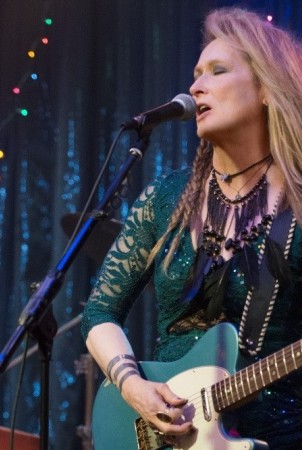 Dėl vaidmens filme „Roko karalienė“ Meryl Streep išmoko groti elektrine gitara ...