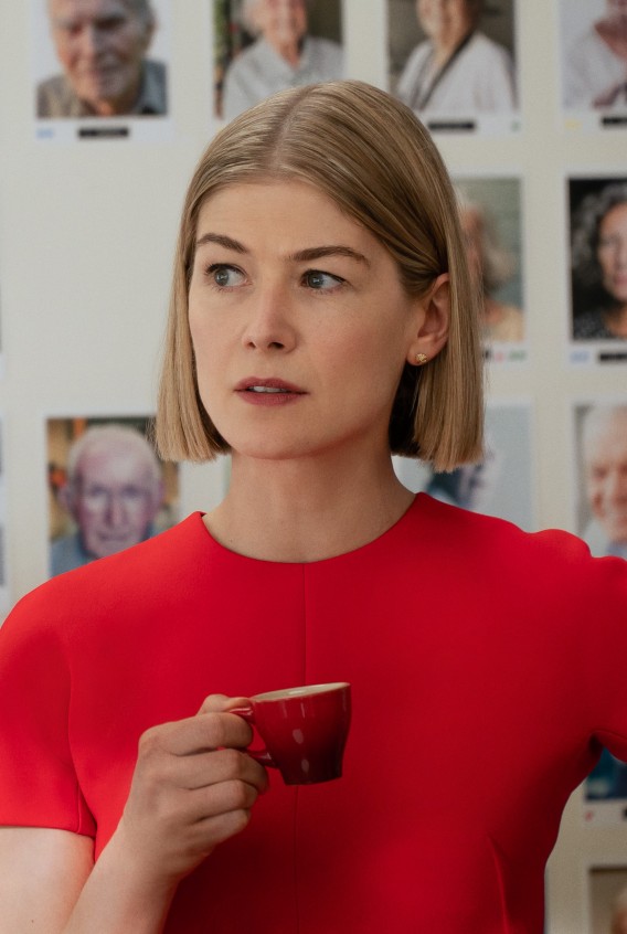 „Auksinį gaublį“ už vaidmenį komedijoje „Nes jai labai rūpi“ pelniusi Rosamund Pike apdovanojimus užkasa sode