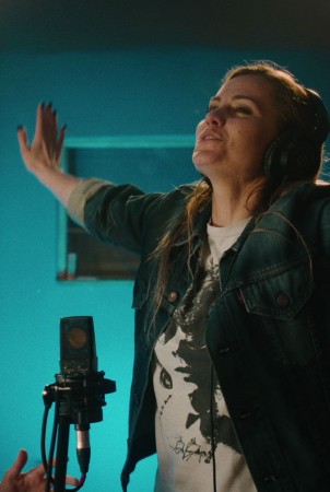 Filmo „Drugelio širdis“ dainą kartu su aktore įdainavo atlikėja Jurga 