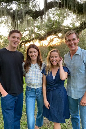 „Ten, kur gieda vėžiai“ prodiuserė Reese Witherspoon – apie knygos autorės feno...
