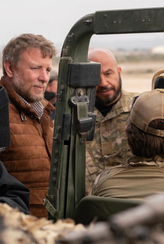 Naujasis Guy Ritchie filmas „Tvirtas užnugaris“ pakeitė Holivudo taisykles: filmavimo aikštelėje atsisakyta visų tikrų ginklų