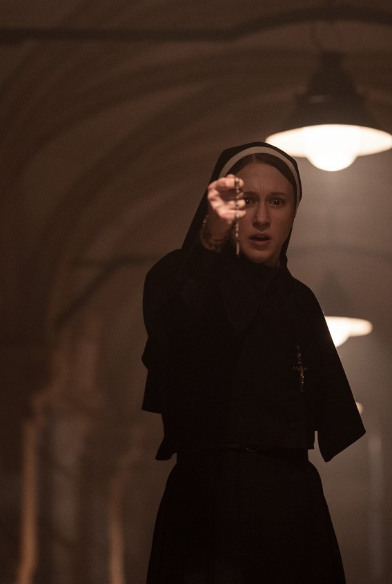 Visų laikų žiūrimiausias siaubo filmas Lietuvoje „Vienuolė“ grįžta su antra dalimi: legendinė „Išvarymo“ franšizė tęsiasi