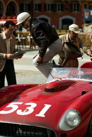 Į kino teatrus atkeliauja 30 metų kurta biografinė drama „Ferrari”: Venecijos k...