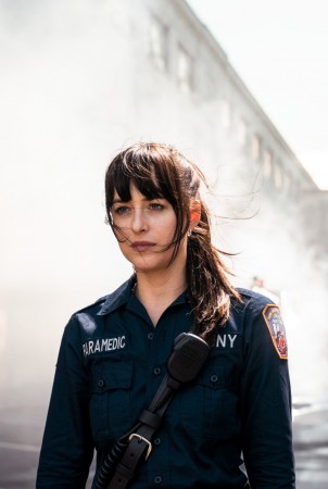 Nauja superheroje „Madam Web” tapusi Dakota Johnson apie pačios atliktus kaskad...
