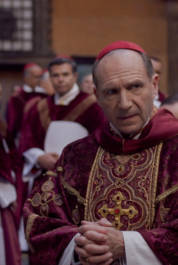 Į kinus atkeliauja didžiulį atgarsį sukėlęs filmas „Konklava“:  kas iš tiesų vyksta už uždarų durų renkant naują popiežių?