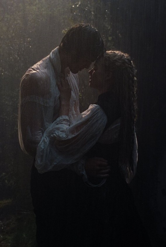 M.Robbie bei J.Elordi įsijausti į naujos „Vėtrų kalno“ ekranizacijos aistras padėjo režisierės gudrybė