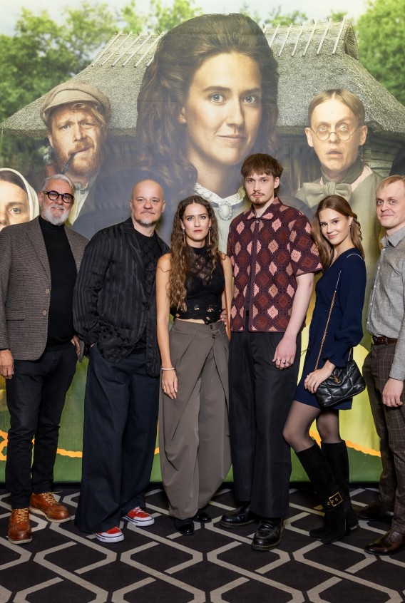 Esilinastus kodumaine komöödia 