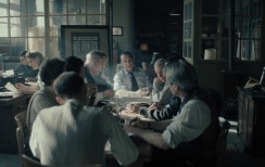 TARP ŠVIESOS IR ŠEŠĖLIŲ